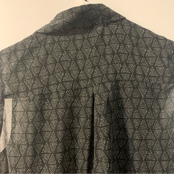 H&M Button-Down Collared Black and White Geometric Print Tank Blouse. Size 2 - Picture 13 of 13